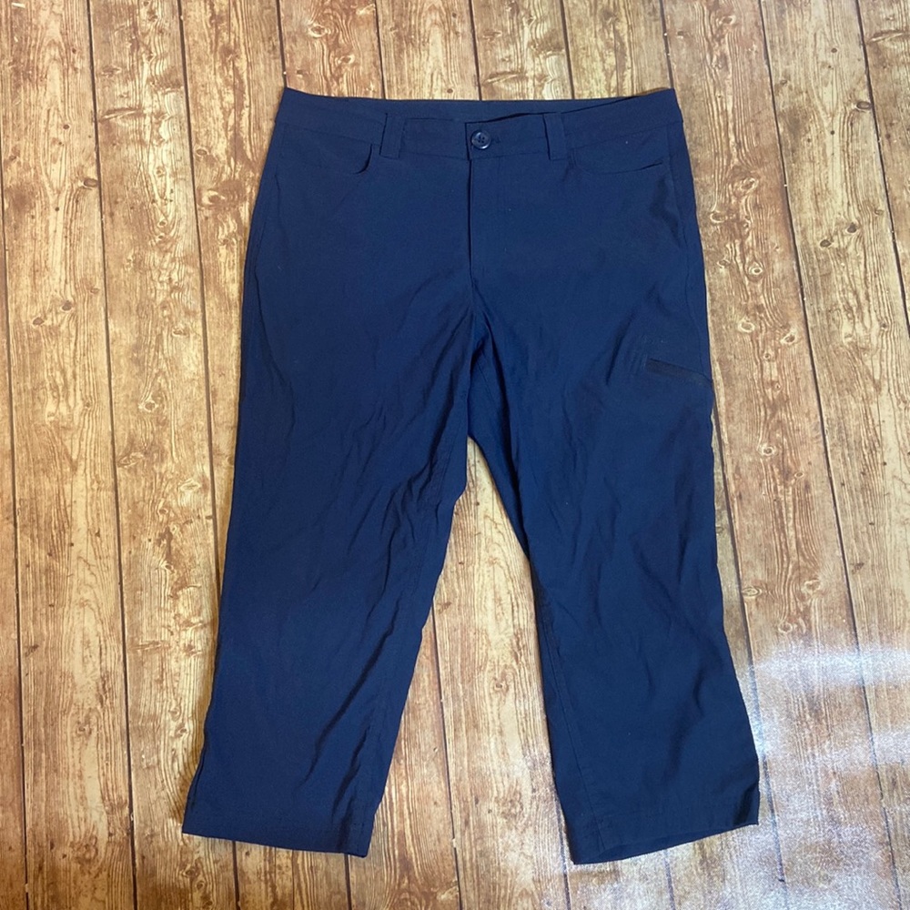 Eddie Bauer women’s capri length pant navy blue like new